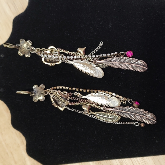 Betsey Johnson Dangle Earrings Pink Sparkle Hearts & Feathers. Lady Luck! - Picture 4 of 8